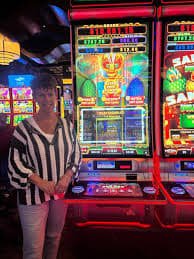မြန်မာ ကစားသမားများ မိုဘိုင်းအက်ပ် Live Casino Sportsbook ကစားနေသည်